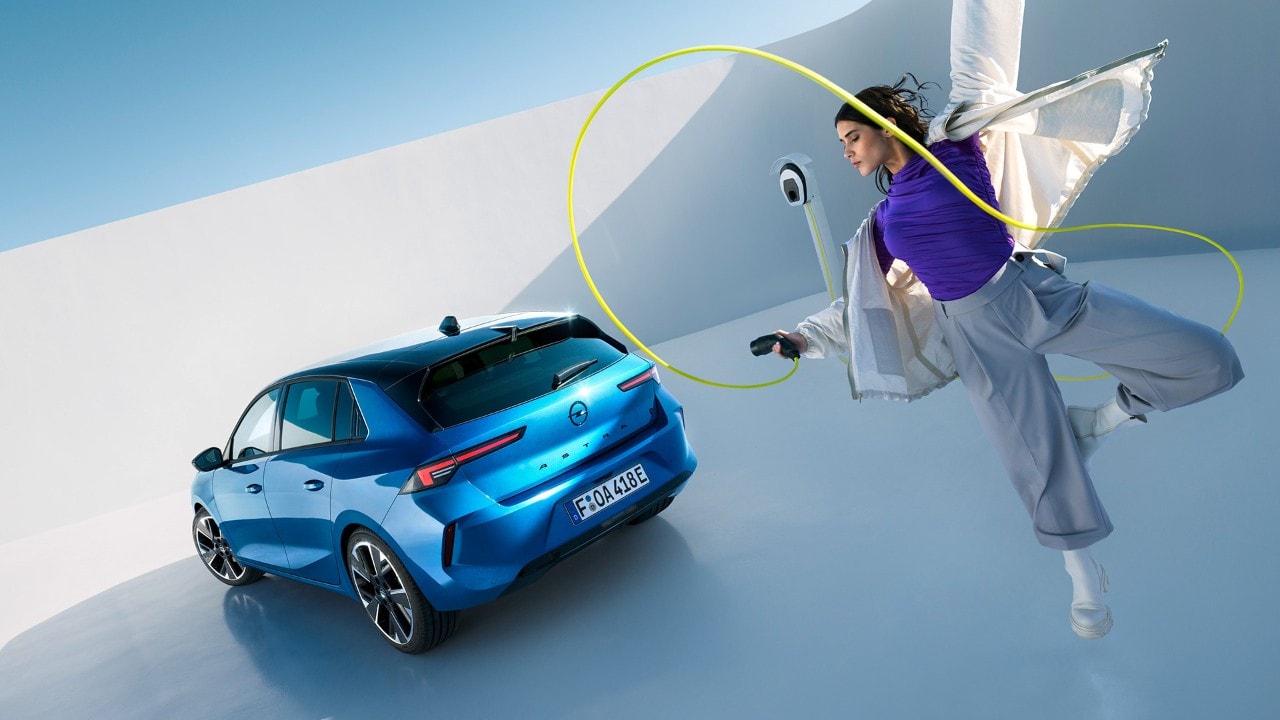 Bakdel av en blå Opel Astra Electric