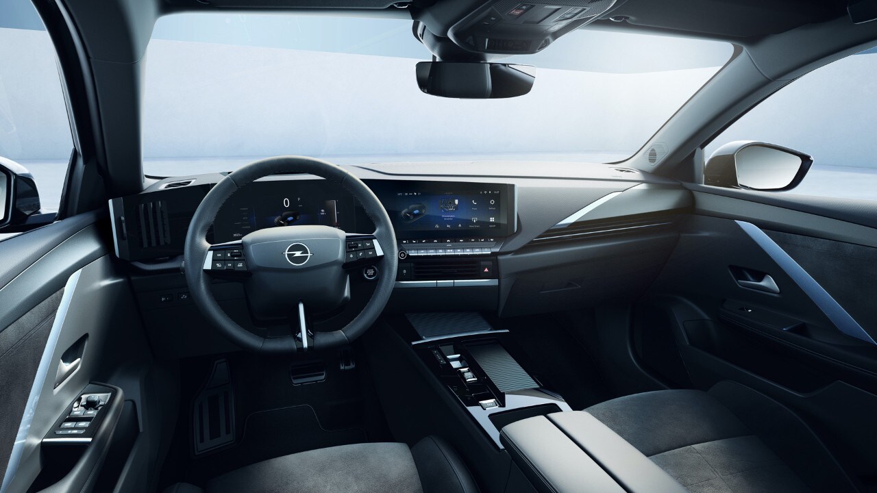 Interiören i en Opel Astra Electric sedd från förarsätet