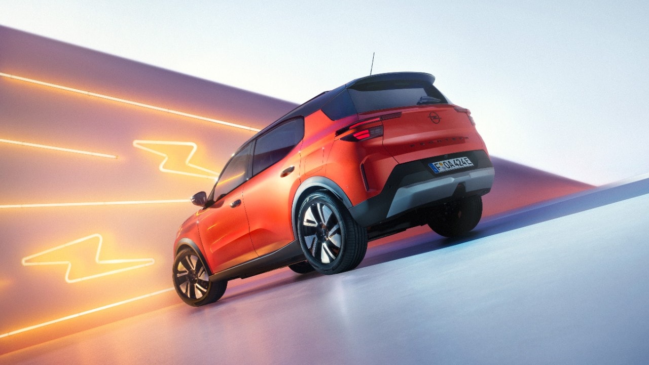 Orange Opel Frontera sedd 3/4 bakifrån