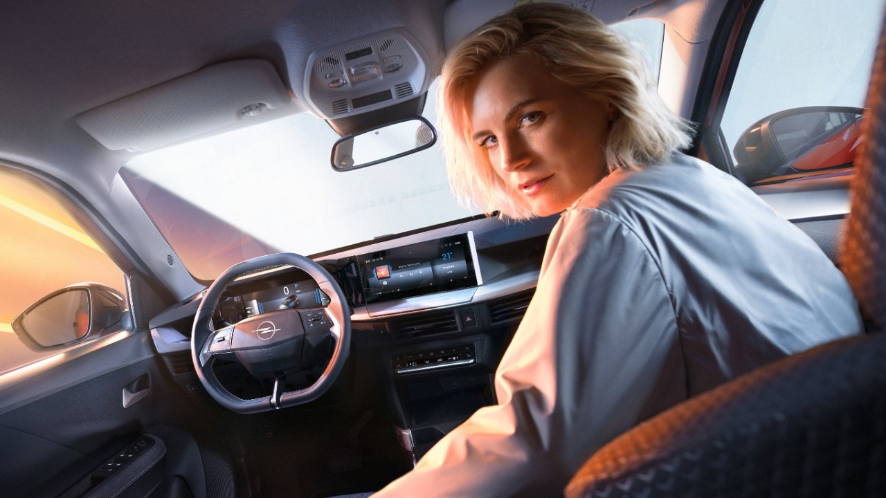 En kvinna sitter i framsätet på en Opel Frontera