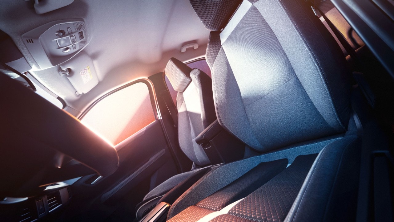 Närbild på framsätena i en Opel Frontera